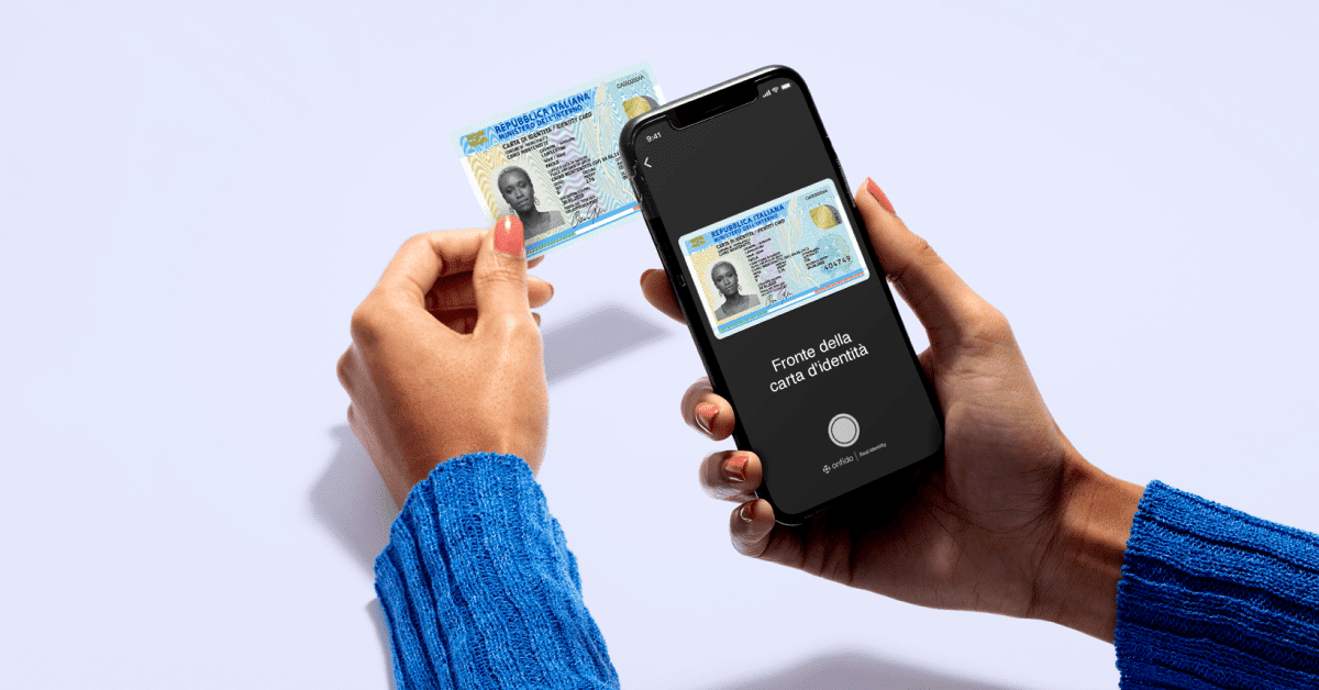 Un'utente che acquisisce il proprio documento di identità utilizzando lo smartphone.